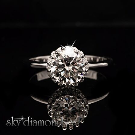 Sky Diamond Etrafı Pırıltılı Taşlarla Süslenmiş 1.25ct Tek Taş