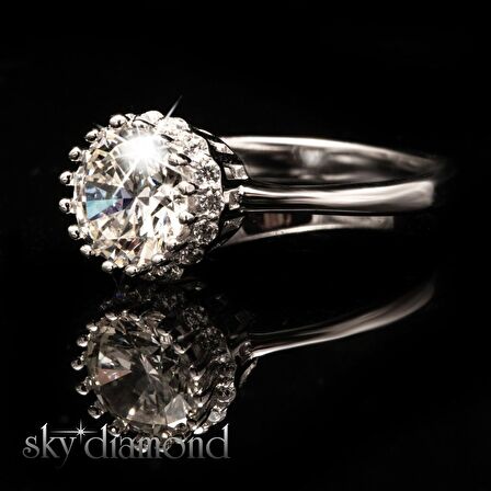 Sky Diamond Etrafı Pırıltılı Taşlarla Süslenmiş 1.25ct Tek Taş