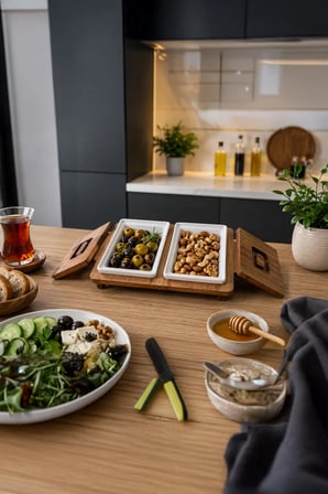 Nuvessa Porselen Kahvaltılık ve Çerezlik Seti 2'li Bambu Standlı Kapaklı Sunumluk