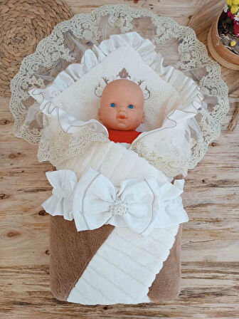 Yenidoğan Wool Yün Kumaş Taç Nakışlı Güpür Duvaklı Fiyonk Prizma Taş Unisex Kundak Bebek Battaniyesi Kahverengi