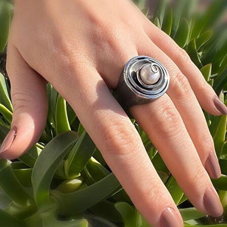 Gösterişli İnci Taşlı Gümüş Yüzük – Gravital