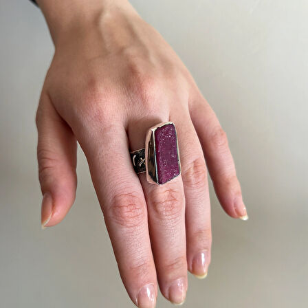 Gösterişli Yakut Taşlı Gümüş Yüzük – Core Frame