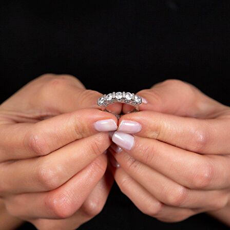 Kenarları Küçük Zirkon Taş Detaylı 925 Ayar Gümüş Kadın Beştaş Yüzük