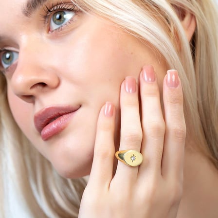 Beyaz Zirkon Taşlı Yıldız Detaylı Gold Renk Free Size 925 Ayar Gümüş Kadın Tektaş Yüzük