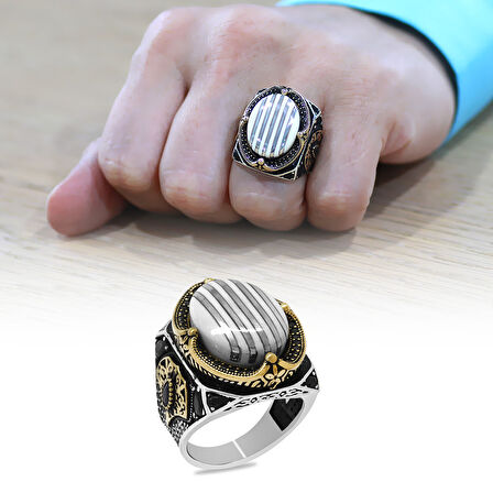 Fildişi Üzerine Gümüş Dikey Şerit İşlemeli Oval Tasarım Kenarları Mikro Zirkon Taş Mıhlamalı Koleksiyonluk 925 Ayar Gümüş Erkek Yüzük