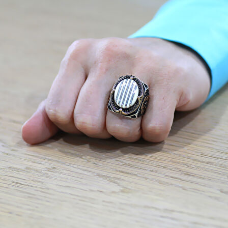 Fildişi Üzerine Gümüş Dikey Şerit İşlemeli Oval Tasarım Kenarları Mikro Zirkon Taş Mıhlamalı Koleksiyonluk 925 Ayar Gümüş Erkek Yüzük