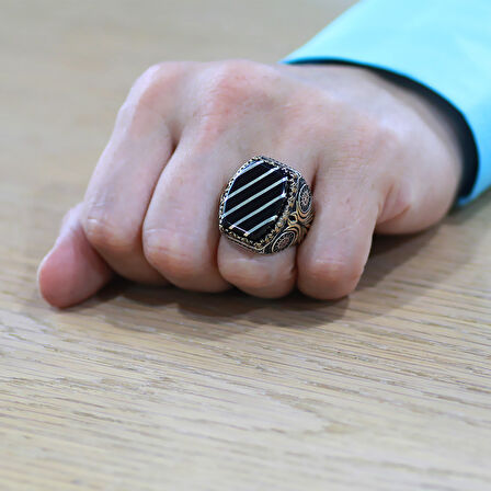 Erzurum Oltu Taşı Üzerine Gümüş Çapraz Şerit İşlemeli Dikdörtgen Tasarım Kenarı Alev Süslemeli Koleksiyonluk 925 Ayar Gümüş Erkek Yüzük