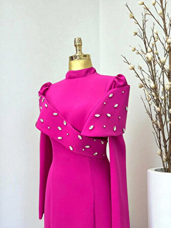 KREP YAKA TAŞ İŞLEMELİ KUYRUKLU ABİYE