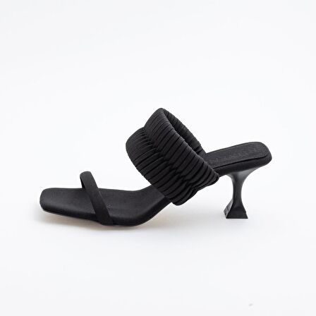 LEXİ AÇIK KARE BURUN 7CM İNCE TOPUK BÜZGÜ DETAY TOPUKLU TERLİK