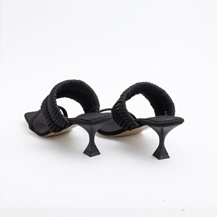 LEXİ AÇIK KARE BURUN 7CM İNCE TOPUK BÜZGÜ DETAY TOPUKLU TERLİK