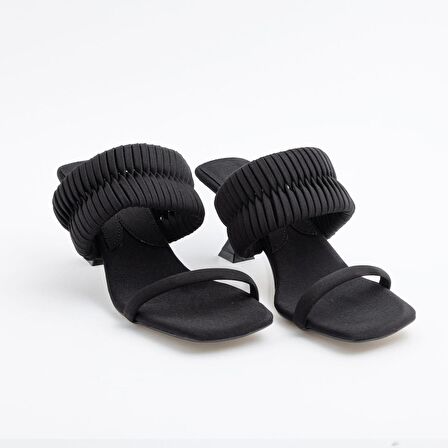 LEXİ AÇIK KARE BURUN 7CM İNCE TOPUK BÜZGÜ DETAY TOPUKLU TERLİK