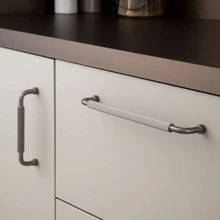 System Mobilya Kulbu Füme Renk 224mm Kulp (SY8985 0224 BBN)