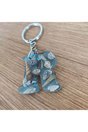 "R" HARFİ - Açık Mavi Deniz Epoksi Harf Anahtarlık – Gerçek Deniz Kabuğu, El Yapımı, Benzersiz