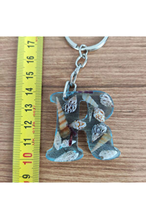 "R" HARFİ - Açık Mavi Deniz Epoksi Harf Anahtarlık – Gerçek Deniz Kabuğu, El Yapımı, Benzersiz