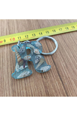 "R" HARFİ - Açık Mavi Deniz Epoksi Harf Anahtarlık – Gerçek Deniz Kabuğu, El Yapımı, Benzersiz