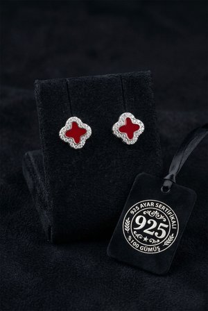 925 Ayar Zirkon Taşlı Kırmızı Mineli Yonca Motifli Gümüş Çivili Küpe