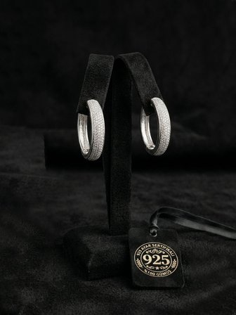 925 Ayar Gümüş Rodyum Renk Zirkon Taşlı Oval Formlu Üç Sıra Huggie Halka Küpe - Büyük
