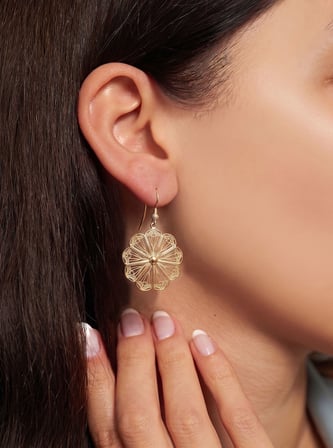 925 Ayar Geleneksel Telkari El İşçiliği Gold Papatya Motifli Sallantılı Kanca Gümüş Küpe