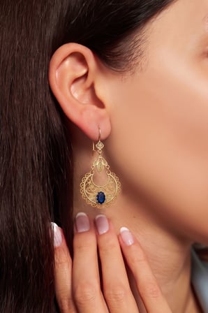 925 Ayar Gümüş Geleneksel Telkari İşlemeli Gold Safir Taşlı Sallantılı Küpe