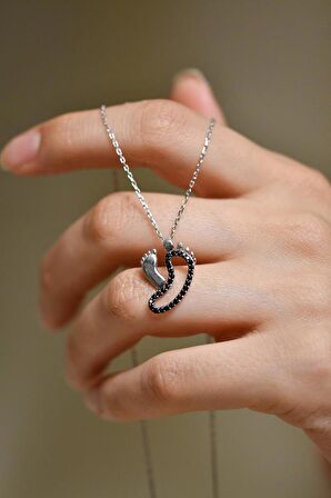 Oniks Taşlı Rodyum Anne Bebek Ayak İzi Gümüş Kolye