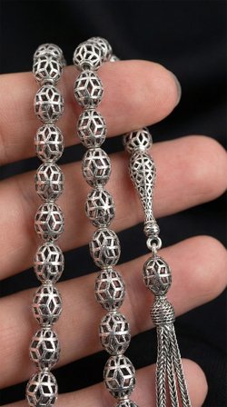 925 Ayar Oval Kesim 3 Kamçılı Püskül Orta Boy Modern İşlemeli Otantik Gümüş Tesbih