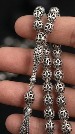 925 Ayar Oval Kesim 3 Kamçılı Püskül Orta Boy Modern İşlemeli Otantik Gümüş Tesbih