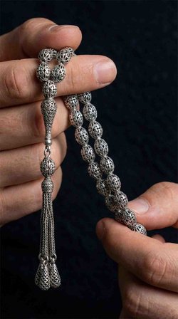 925 Ayar Oval Kesim 3 Kamçılı Püskül Orta Boy Lale Desenli Otantik Gümüş Tesbih