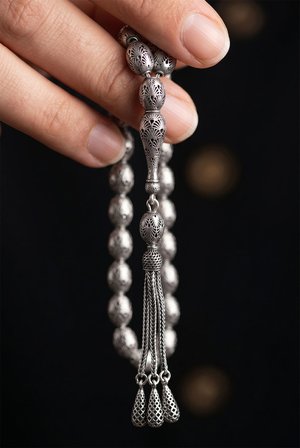 925 Ayar Oval Kesim 3 Kamçılı Püskül Orta Boy Zırh Örgü Desenli Otantik Gümüş Tesbih 17,5Gr