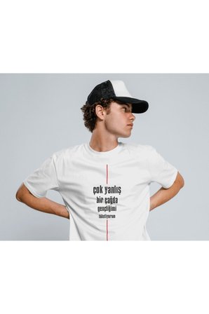 Yanlış Çağda Gençliğimi Tüketiyorum Unisex  T-shirt %100 Pamuk