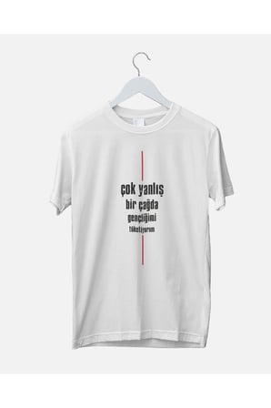 Yanlış Çağda Gençliğimi Tüketiyorum Unisex  T-shirt %100 Pamuk