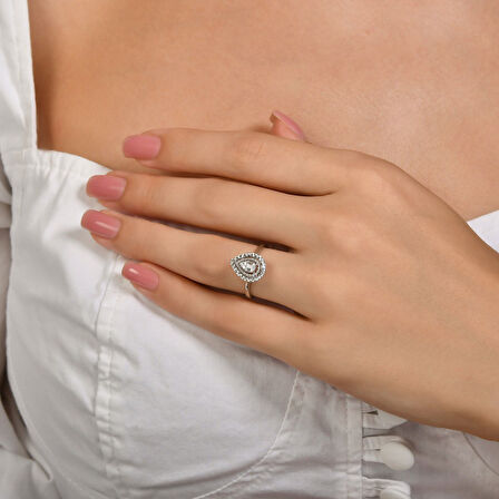 0.09 Karat Damla Formlu Pırlanta Yüzük