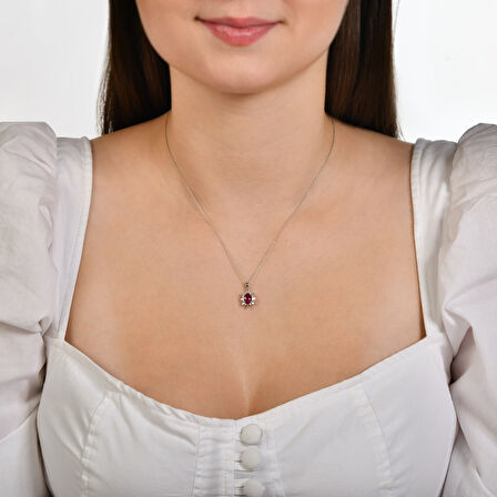 0.19 Karat Baget Taşlı Pırlantalı Yakut Kolye