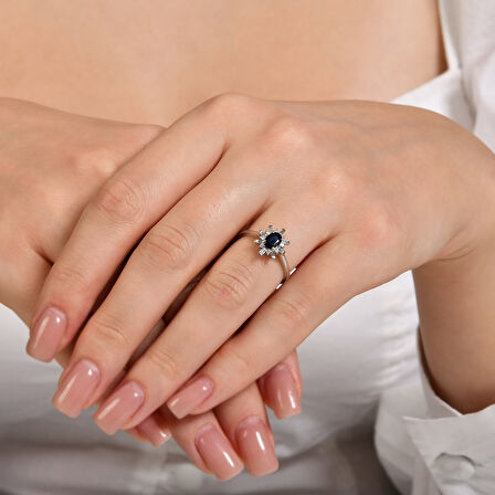 0.14 Karat Baget Taşlı Pırlantalı Safir Yüzük