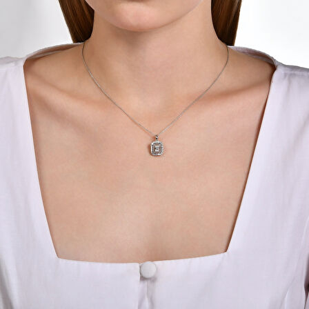 0.11 Karat Baget Pırlanta Kolye