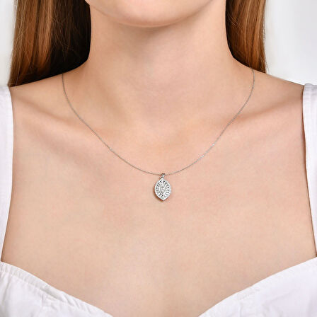 0.47 Karat Baget Taşlı Pırlanta Kolye