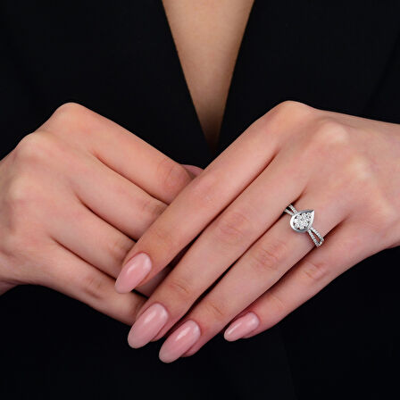 0.40 Karat Damla Formlu Pırlanta Yüzük