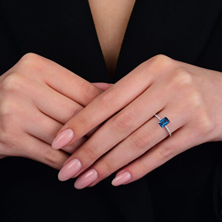 0.08 Karat London Blue Topaz Taşlı Pırlanta Yüzük