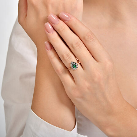 0.05 Karat Zümrüt Renkli Elmas Yüzük