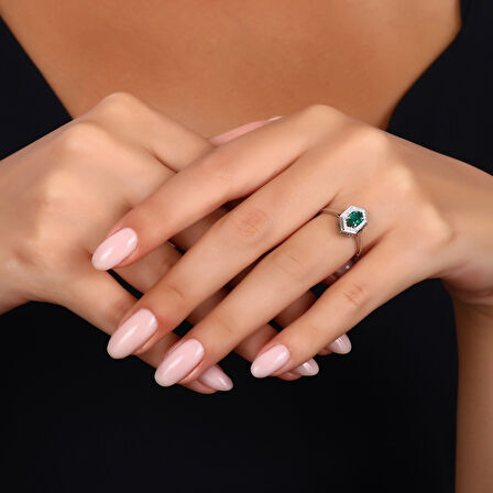 0.11 Karat Zümrüt Taşlı Pırlanta Yüzük