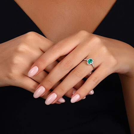 0.21 Karat Zümrüt Taşlı Pırlanta Yüzük