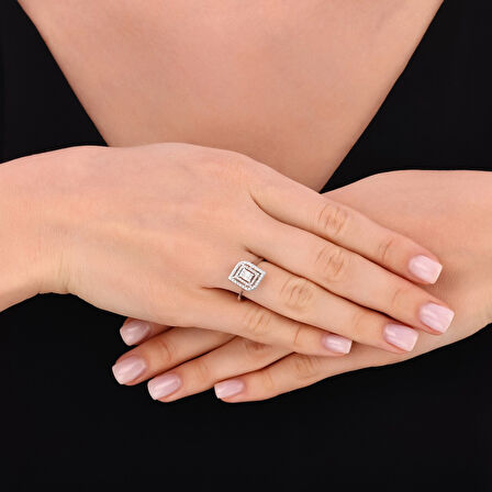 0.16 Karat Baget Taşlı Pırlanta Yüzük