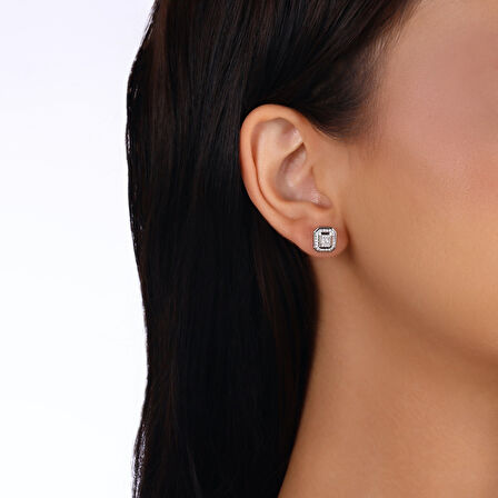 0.28 Karat Pırlanta Baget Taşlı Küpe