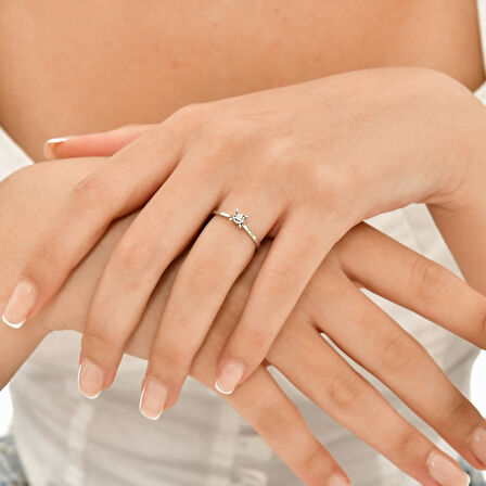 0.03 Karat Pırlanta Venüs Tektaş Yüzük