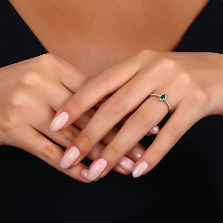 0.11 Karat Zümrüt Taşlı Pırlanta Yüzük