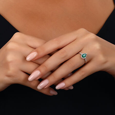 0.24 Karat Zümrüt Taşlı Pırlanta Yüzük