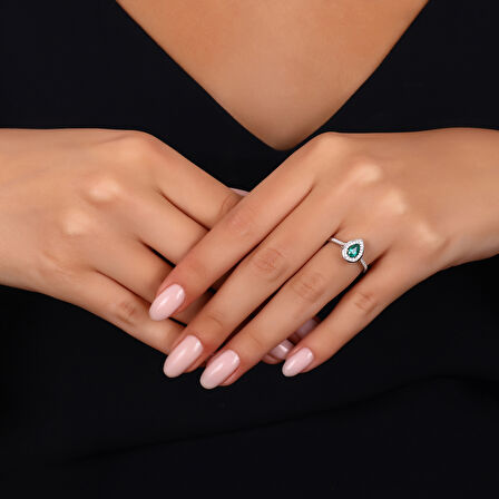 0.18 Karat Zümrüt Taşlı Pırlanta Yüzük