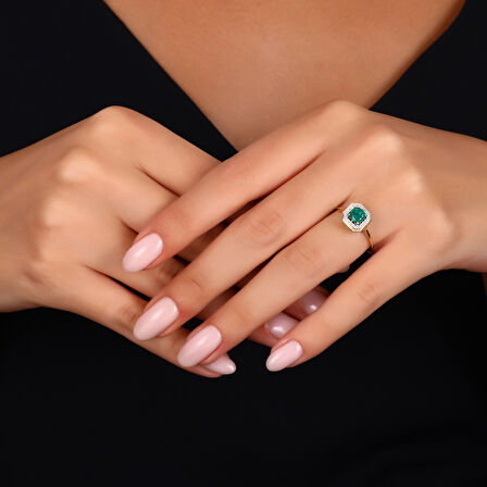 0.19 Karat Zümrüt Taşlı Pırlanta Yüzük