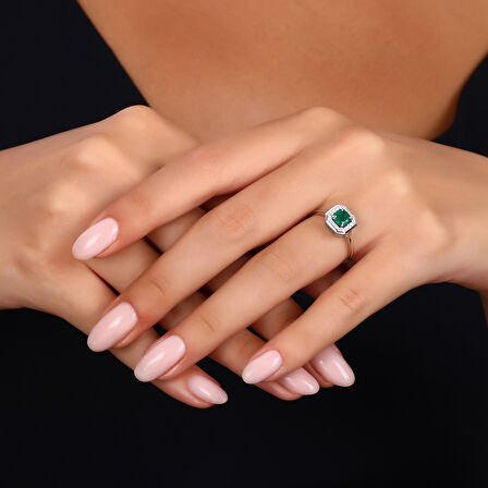 0.18 Karat Zümrüt Taşlı Pırlanta Yüzük