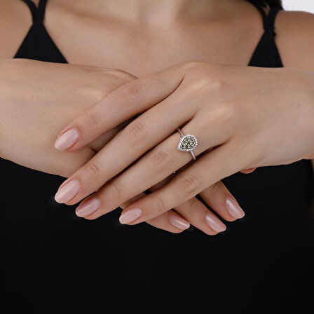 0.29 Karat Damla Formlu Pırlanta Yüzük