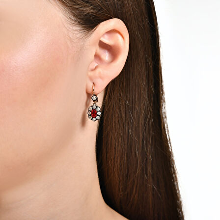 0.06 Karat Yakut Renkli Elmas Küpe